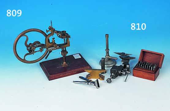 Wälzmaschine, wohl deutsch, um 1880, auf Holzsockel montiert, Eisen/Messing, Hand- schwungrad, klappbarer Fräßkopf, ohne Fräßer und ...