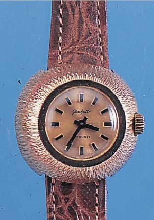 KONVOLUT: 3 GLASHÜTTE DAMENUHREN, 1X ALS ANHäNGER, VERG., 1X MASSIV-METALL ROTVERG., HIER BEIDE KAL. 09-20, HANDAUFZ., 17 ST., STOSSGES., ...