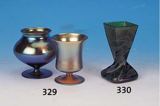 VASE, KRALIK, UM 1900, GRüNES GLAS, LüS- TRIERT, AM FUß GEDREHT, STREIFENDEKOR, H. 12 CM, MIN. ALTERSSP.