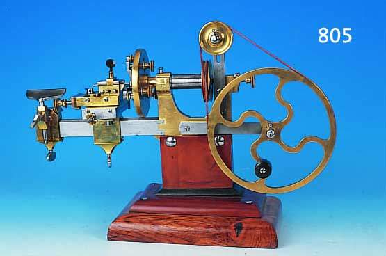 Uhrmacherwerkzeug, Klammerdrehbank, sog. BurinFixe, um 1880, große Ausführung, orig. Holz-sockel, Stahl/Messing, prismatische Wange mit ...