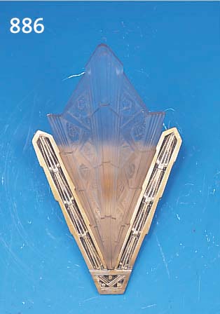 WANDLAMPE, FRANKREICH 30ER JAHRE, ART DECO, SCHIRM AUS FARBLOSEM PREßGLAS, AB- STRAKT FLORALER DEKOR, RELIEFIERT, METALL- MONTUR, ...