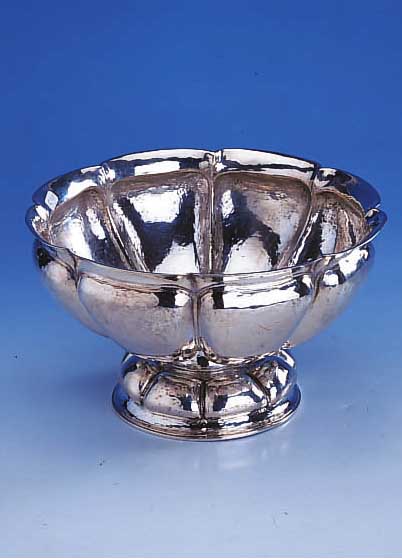 ANBIETSCHALE, SIGN. WETZLAR MüNCHEN, UM 1890/ 1900, 800ER SILBER, FREI GETRIEBEN, OBER- SCHALE AUS 1 STüCK GEFERTIGT, HAMMERSCHLAG- ...