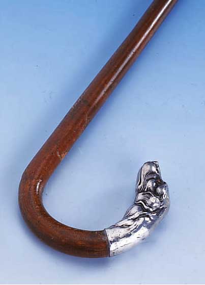 SPAZIERSTOCK, GRIFF 800ER SILBER, VOLLPLAST. HUNDEKOPF, DEUTSCH UM 1900, PAPERWEIGHT- AUGEN, WOHL BERLIN, SCHUß BUCHE, H CA. 88 CM, TRAGESPUREN