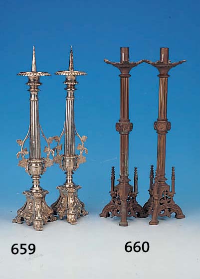 PAAR KERZENLEUCHTER, METALL, FRANKREICH, UM 1890, MESSING BRONZIERT, GOTISIEREND, H. 46 CM