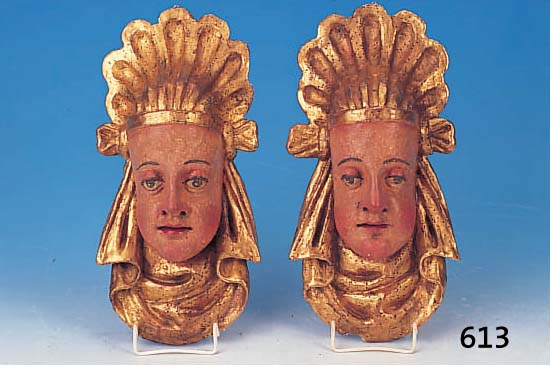 PAAR WANDAPPLIKEN, SüDDEUTSCH, UM 1770, LINDENHOLZ GESCHNITZT, FASSUNG UM 1870 üBER- MALT, NEUERE RESTAURIERUNGEN, RESTE ALTEN ...