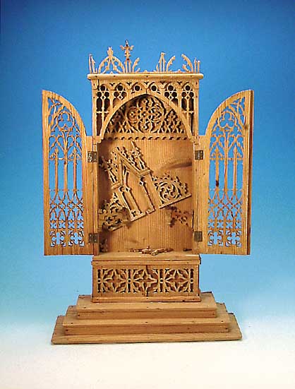Hausaltar, süddeutsch, um 1870/80, Zierbel- kiefer, geschnitzt u. gesägt, mit zwei heraus-klappbaren Kerzenhaltern, Sockel und einige Leisten ...