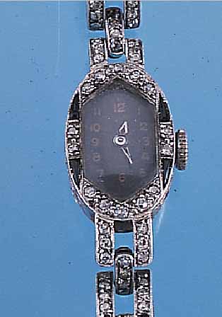 DAMENARMBANDUHR ART DECO, REF.-NR. 322320, PLATIN, LüNETTE U. SCHARNIERBANDANST. M. ALT- SCHLIFFDIAMANTEN U. SAPHIR-BES. (2 DIAM. FEH- LEN), BODEN ...