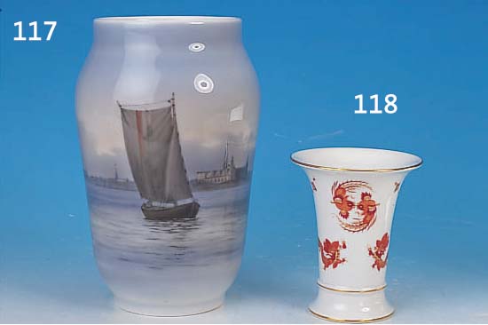 BECHERVASE, MEISSEN, 1924-33, ROTER DRACHENDEKOR MIT GOLDSTAFFAGE, H. 13.5 CM