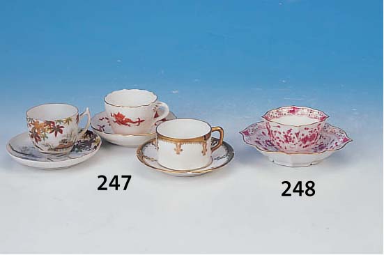TASSE MIT UNTERTASSE, MEISSEN, UM 1880/90, PORZELLAN, ROTER PURPURDEKOR, GOLDRAND, HENKEL FEHLT, L. BEST., H. 5.5 CM