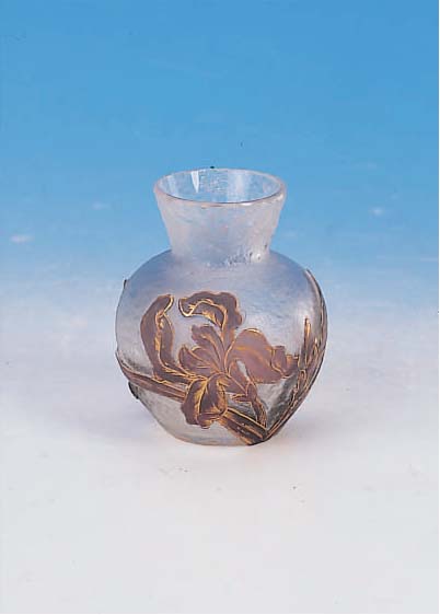 VASE, DAUM, NANCY, UM 1900, FARBLOSES GLAS, LILAFARBENER ÜBERFANG, GOLDSTAFFAGE, GESCHNITTEN UND GESCHLIFFEN, H. 7 CM