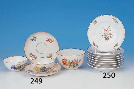 8 KLEINE TELLER, ROYAL KOPENHAGEN 19. JH., PORZELLAN, BLUMENBEMALUNG, D. 15 CM