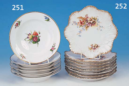 SECHS TELLER, ROYAL KOPENHAGEN, 19. JH., BLUMENBEMALUNG, GOLDRäNDER BERIEBEN, D. 20 CM