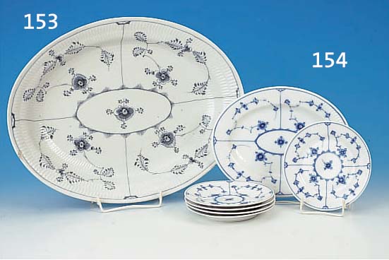 OVALE SCHALE, ROYAL KOPENHAGEN, UM 1800, PORZELLAN, STABRELIEF, UNTERGLASURBEMALUNG, AM RAND BEST., L. 44 CM