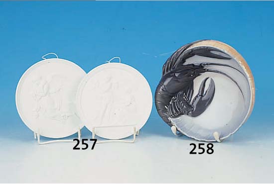 SECHS PLATTEN, KOPENHAGEN, 20. JH., BISQUITPORZELLAN, MIT ANTIKEN SZENEN RELIEF. D. 13.5 CM