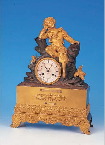 PENDULE, FRANKREICH, UM 1830/40, VERZIERTER MESSINGGUß, IM SOCKEL MIT BLATTDEKOR U. ZWEI FREIEN WIDMUNGSPLAKETTEN, FIGURENBEKRöNUNG EINES ...