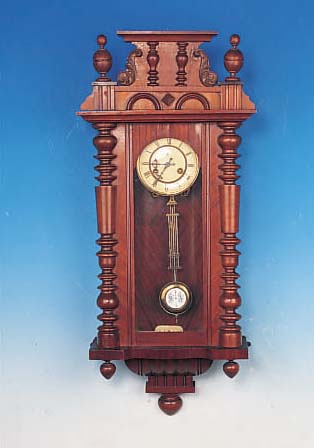 WANDUHR, JUNGHANS, UM 1890, VERZIERTES HOLZ-GEHäUSE (MINIMALE RESTE ALTEN WURMBEFALLS), ORIGINALAUFSATZ, BEKRöNUNG FEHLT, ZWEIGETEIL- TES ...