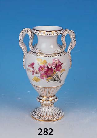 DOPPELHENKELVASE, MEISSEN, UM 1880/90, PORZELLAN, SCHLANGENHENKEL, BEIDSEITIG BEMALT,BLUMENGEBINDE, GOLDSTAFFAGE, H. 28 CM