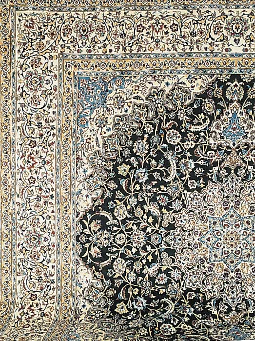 Nain.Persien ca 398 x 390 cm. Flor Wolle mit Seide.(grundfarbe:dunkel grün).