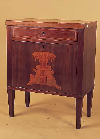 KOMMODENSCHRäNKCHEN, NACH ENGLISCHEM VORBILD UM 1900, NUßBAUMFURNIER, INTARSIENBILD, L. ALTERSSPUREN 79 X 63 X 36 CM, OHNE SCHLüSSEL