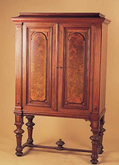 KABINETTSCHRANK, UM 1880/90, NUßBAUM MASSIV UND FURNIERT, Z.T. WURZELNUß, Z.T. EICHEFURNIER, INNEN ZWEI SCHUBLADEN UND EIN ...