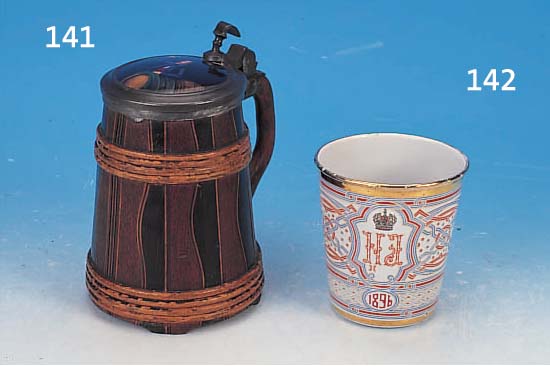 BIERKRUG, DEUTSCH, UM 1870-80, HOLZKORPUS, DECKEL MIT BUNT BEMALTER PORZELLANEINLAGE, ZINNRAND, H. CA. 17 CM