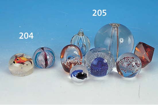 ZWEI PAPERWEIGHTS, MURANO, 50ER JAHRE, 1 X MIT EINGESCHMOLZENEN WEIßEN SPIRALEN UND BUNTEM FISCH, H. CA. 5 CM, 1 X MIT BUNTEN UND WEIßEN ...