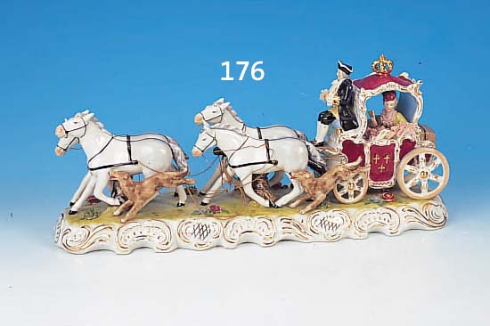 KUTSCHE, DRESDEN, 2. HäLFTE 20. JH., PORZELLAN, BUNT BEMALT, REICH VERGOLDET, L. BEST., L. 53 CM