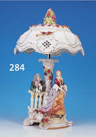 TISCHLAMPE, THüRINGEN, 20. JH., PORZELLAN, VIER LITHOPANIEN, MIT FIGUREN VER- ZIERT, BEMALT, APPLIZIERTE BLUMEN, H. 60 CM, MIN. BEST.