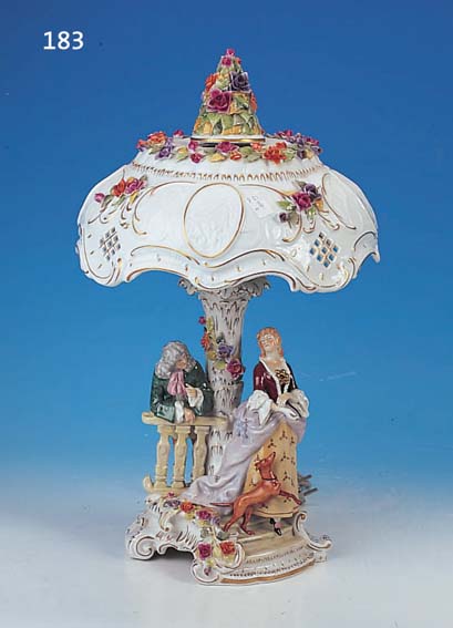 TISCHLAMPE, THüRINGEN, 20. JH., PORZELLAN, VIER LITHOPANIEN, MIT FIGUREN VER- ZIERT, BEMALT, APPLIZIERTE BLUMEN, H. 60 CM, MIN. BEST., ...