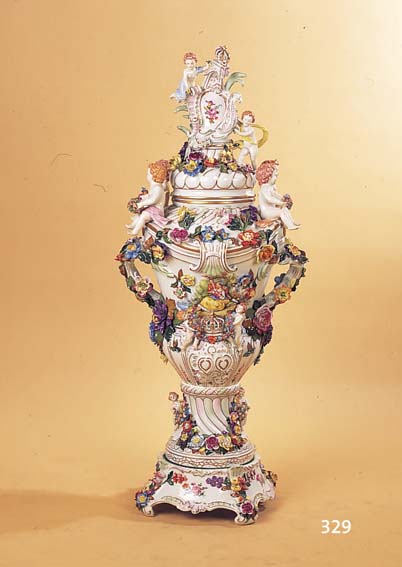 GROßE POTPOURRIVASE, DRESDEN, 20. JH., PORZELLAN, REICH APPLIZIERTER BLUMENDEKOR, BEMALT, VIER GROßE UND SECHS KLEINE PUTTEN, ...