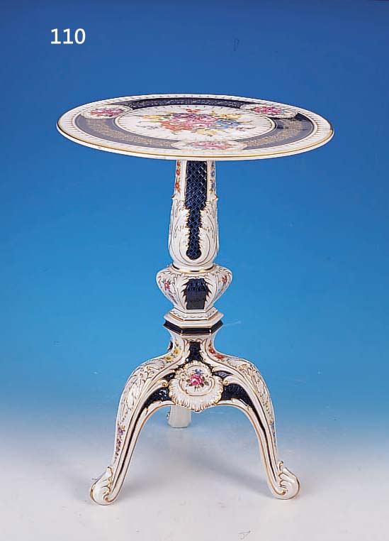 BEISTELLTISCH, DEUTSCH, 20. JH., PORZELLAN, REICH BEMALT, GROßES BLUMENBOUQUET,GOLDSTAFFAGE, H. 67 CM, D. 46 CM