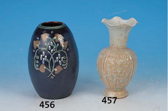 VASE, KARLSRUHER MAJOLIKA, ENTWURF KUSCHE, BLAUGRUNDIG MIT BUNTER FLORALER GIEßBüCHSEN- MALEREI, H. CA. 16,5 CM