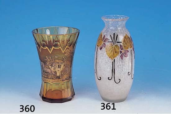 VASE, BöHMEN, UM 1925, GELBES GLAS MEHRFACH GESCHLIFFEN, MITTIG BEMALT MIT POSTKUTSCHE IN LANDSCHAFT, H. CA. 20,5 CM