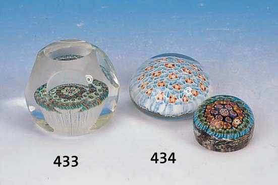 PAPERWEIGHT, FRANKREICH, UM 1930-40, FARBLOSES GLAS MIT EINGESCHMOLZENEN TüRKIS- FARBENEN UND WEIßEN EINSCHMELZUNGEN,H. CA. 5 CM