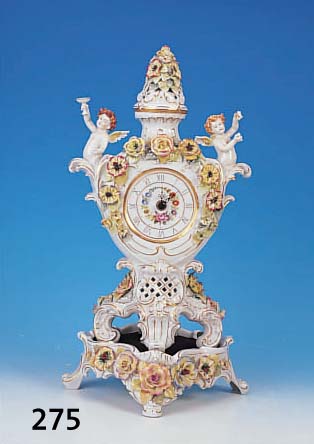 TISCHUHR MIT KONSOLE, DEUTSCH, 20. JH., PORZELLAN, REICH APPLIZIERTER BLUMENDEKOR MIT ENGELN, MIN. BEST., BEMALT UND VERGOLDET, H. 57 CM