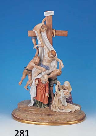 PORZELLANGRUPPE, SCHEIBE-ALSBACH, 20. JH., KREUZABNAHNME, BEMALT, UNTERSCHENKEL DES CHRISTUS FEHLT, H. 60 CM, B. 38 CM