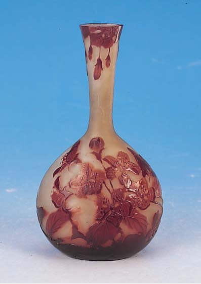 VASE, FRANKREICH, UM 1925, SIGN. GALLé, SCHICHTGLAS OPAK-HELLGELB EINGEPUDERT, ROT- BRAUN üBERFANGEN, GESCHNITTEN UND GESCHLIFFEN,FLORALER ...