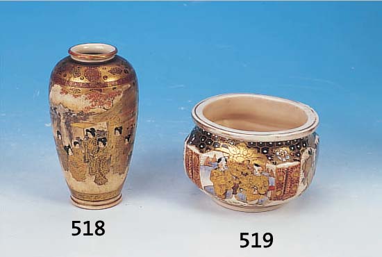 VASE, JAPAN, UM 1900, SATSUMA, STEINGUT, REICH BEMALT IM GOLDBROKATSTIL, IN KARTUSCHEN HöFISCHE SZENEN, H. CA. 15,5 CM