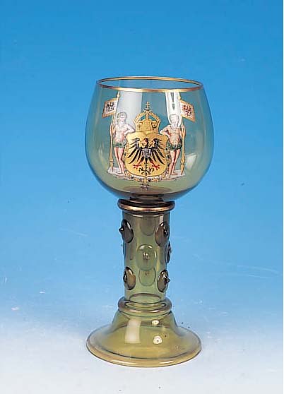 GROßES POKALGLAS, WOHL HECKERT, UM 1900, GRüNES MUNDGEBLASENES GLAS MIT AUFGELEGTEN NOPPEN AM STIEL, KUPPA MIT BUNTER EMAIL- MALEREI, ...