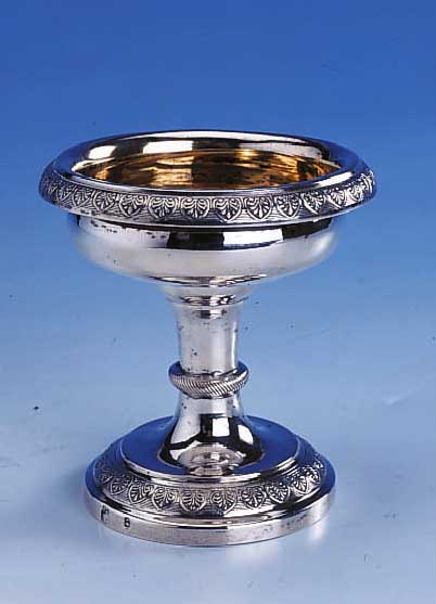 KL. FUßANBIETSCHALE, ÖSTERREICH/UNGARN (WOHL TIRNAU) UM 1800, 13-LöTIGES SILBER, INNEN- VERGOLDET, NODUS MIT RILLENDEKOR, RäNDER MIT ...