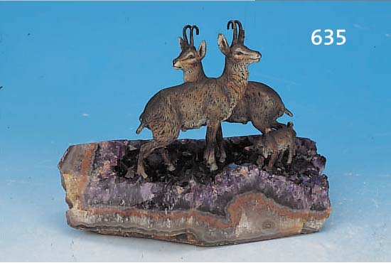 WIENER BRONZE, UM 1900, DREITEILIGE GEMSEN- FAMILIE, BUNT BEMALT, AUF AMETHYSTSTUFE MON- TIERT, H. CA. 12 CM
