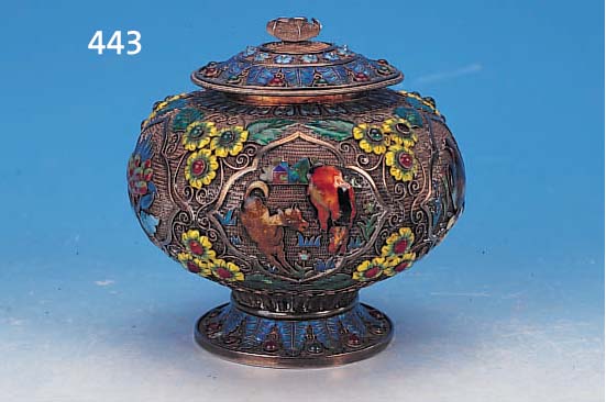 DECKELGEFäß, CHINA, 30ER JAHRE, SILBER, AUFGELEGTE DRäHTE IN FILIGRANARBEIT, REICH BUNT Z.T. VERLAUFEND EMAILLIERT, H. CA. 13 CM