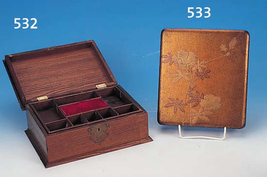 SCHREIBKASTEN, JAPAN, UM 1900, LACK, REICHERGOLDDEKOR, DECKEL MIT BLUMENVERZIERUNG, INNEN-EINRICHTUNG, CA. 22 X 24 CM