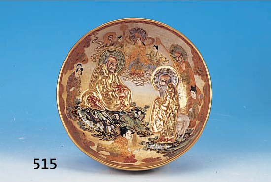 SCHALE, JAPAN, UM 1900-10, SATSUMA, STEIN- GUT, RELIEFIERT UND REICH BUNT BEMALT IM GOLDBROKATSTIL, PILGERSZENE, H. CA. 8,5 CM, D. CA. 21 CM