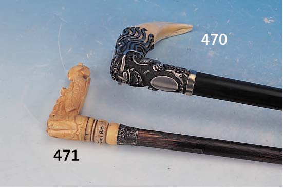 FLANIERSTOCK, JAPAN, UM 1890-1900, KNAUF ELFENBEIN GESCHNITZT IN FORM EINER MUTTER MIT KIND, FEINE SCHNITZEREI, LEICHT BESCH.,L. ...