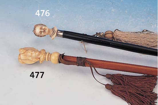 FLANIERSTOCK, DEUTSCH, UM 1870-80, KNAUF ELFENBEIN FEIN GESCHNITZT IN FORM EINER FRAUENBüSTE, SPANNUNGSRIßIG, L. CA. 85 CM