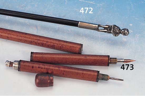 FLANIERSTOCK, FRANKREICH, UM 1900, GRIFF METALL VERSIILBERT IN FORM EINES STEHENDEN KNABEN, DER DAS HEMD HOCHHäLT, L. CA. 87 CM