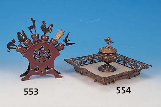 SECHS ZIERKORKEN IM STäNDER, WOHL HOLLAND, UM 1900-05, KUPFER UND MESSING, MIT VER- SCHIEDENEN TIERFIGUREN, ORIG. KORKEN, EINER BESCH., H. ...