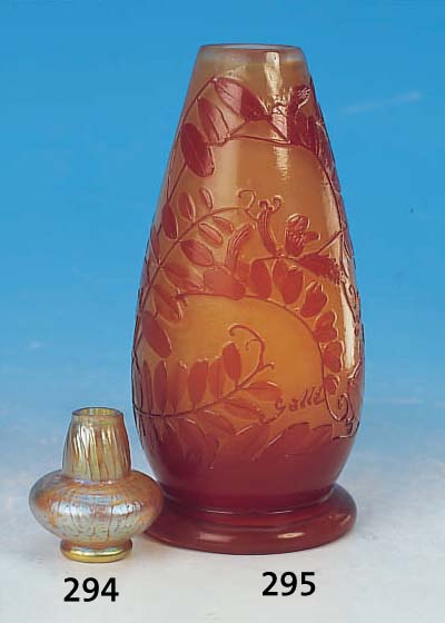 VASE, FRANKREICH, SIGN. GALLé, UM 1900, SCHICHTGLAS MIT GELBEN EINPUDERUNGEN, ORANGE- ROT üBERFANGEN, GESCHNITTEN, GESCHLIFFEN UND POLIERT, ...