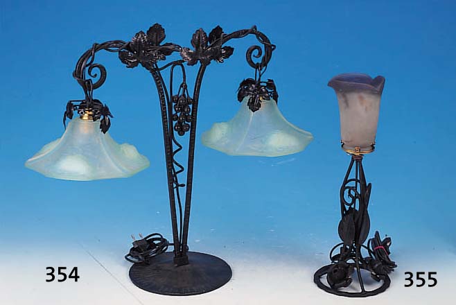TISCHLAMPE, FRANKREICH, SCHIRME SIGN. ROBA, 30ER JAHRE, GRüNES PREßGLAS MIT OPALINEFFEKT, RELIEFIERTER ROSENDEKOR, SCHMIEDEEISERNER FUß SEK., H. ...